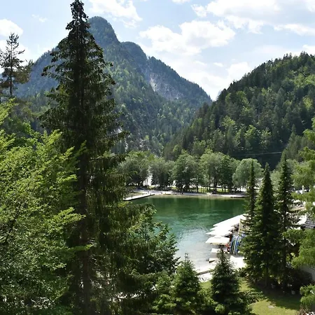 Hisa Ob Jezeru - House By The Apartment