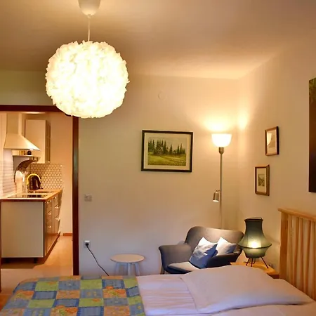 Hisa Ob Jezeru - House By The Apartment