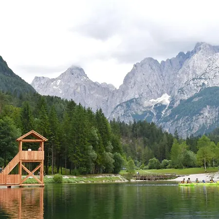 Hisa Ob Jezeru - House By The דירה