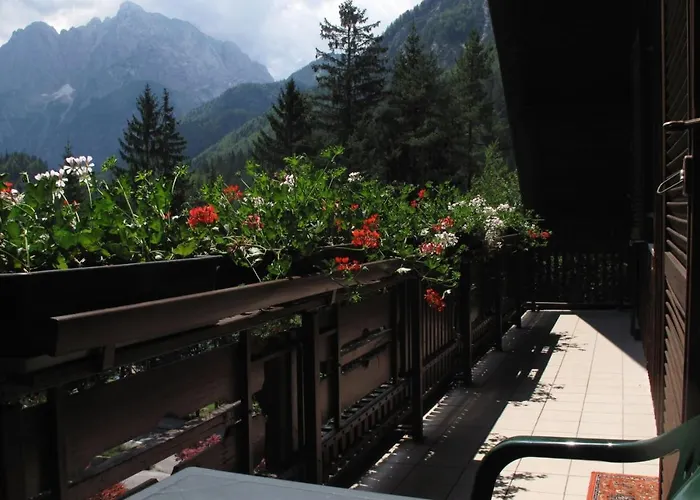 Hisa Ob Jezeru - House By The דירה