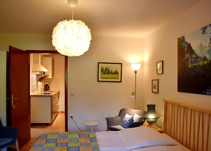 Hisa Ob Jezeru - House By The דירה